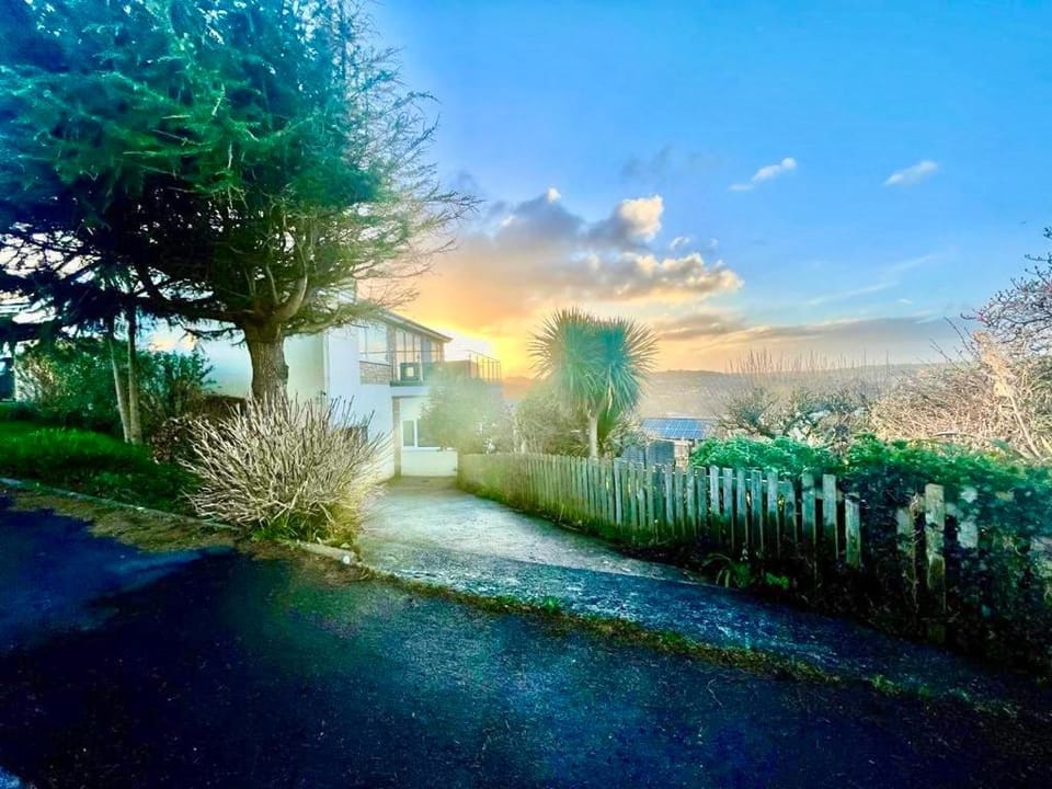 Beautiful Garden Room with Private Entrance Apartment in Kingsbridge