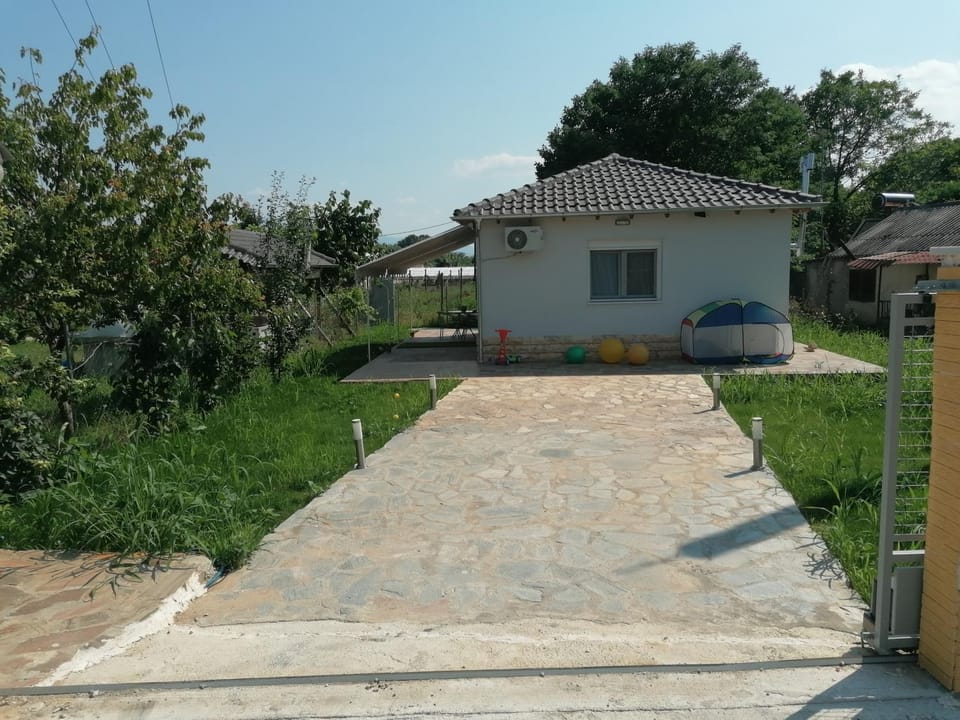 Property building, Spring, Day, Garden, Garden, Garden view