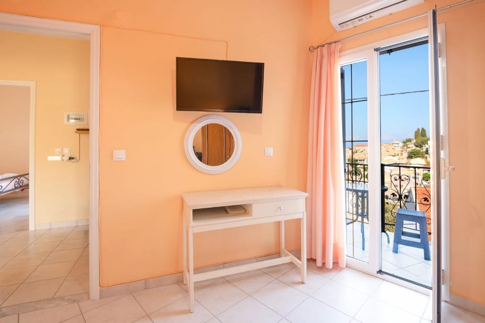 Bed, TV and multimedia, View (from property/room), Balcony/Terrace, Photo of the whole room, Evening entertainment, Bedroom, air conditioner