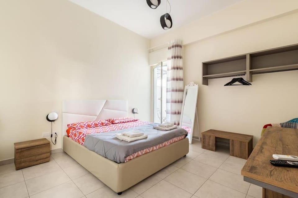 Bed, TV and multimedia, Photo of the whole room, Bedroom, towels