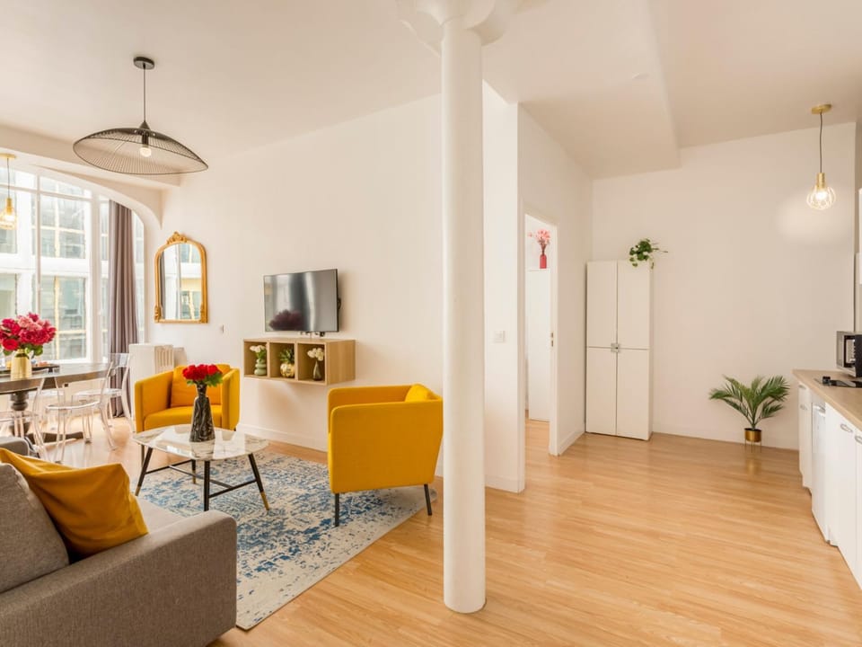 Communal lounge/ TV room, TV and multimedia, Living room, Seating area, Dining area