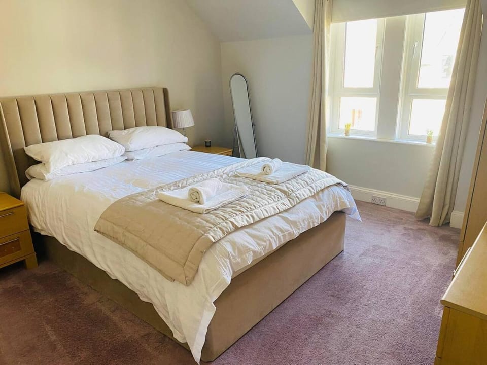 Bed, Photo of the whole room, Bedroom, towels