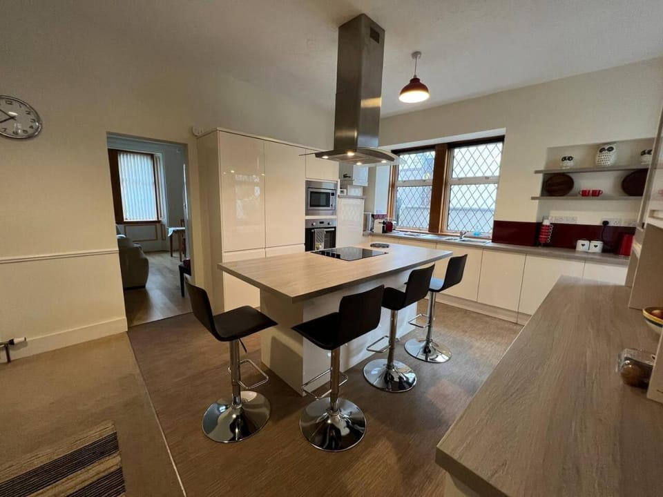 Kitchen or kitchenette, Dining area, dishwasher, stove