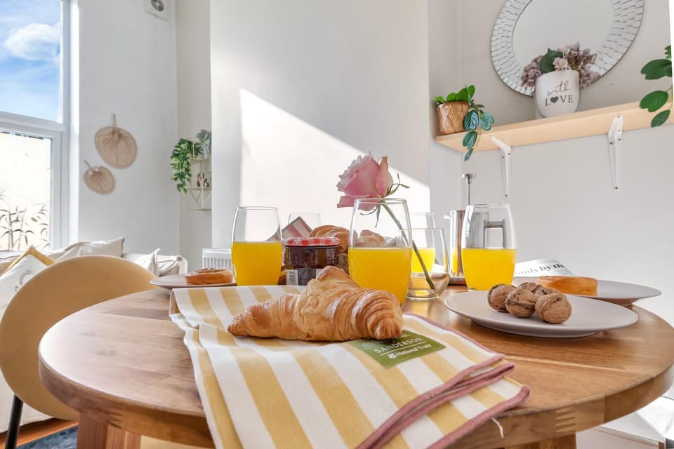 Seating area, Dining area, Continental breakfast