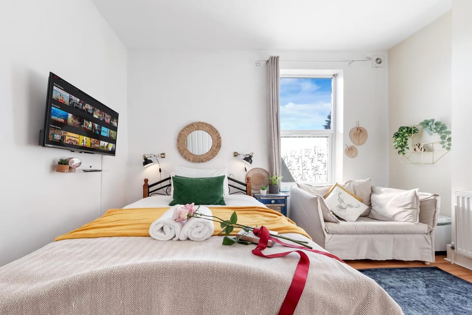 Bed, TV and multimedia, Photo of the whole room, Seating area, Bedroom