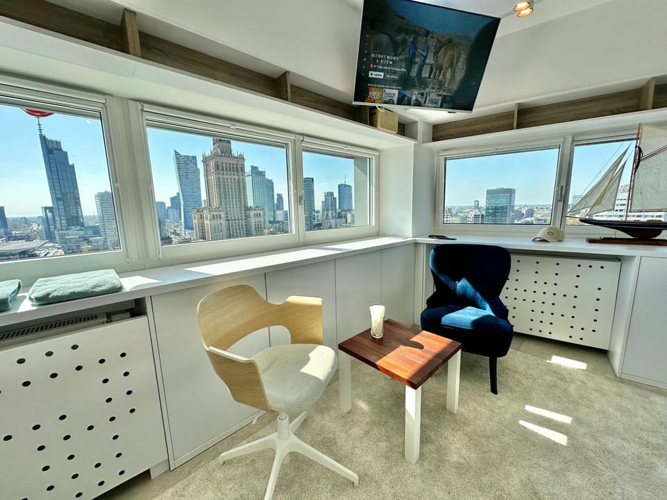 Super TOP 2 WiFi 65’TV Netflix HBO Disney metro Apartment in Warsaw