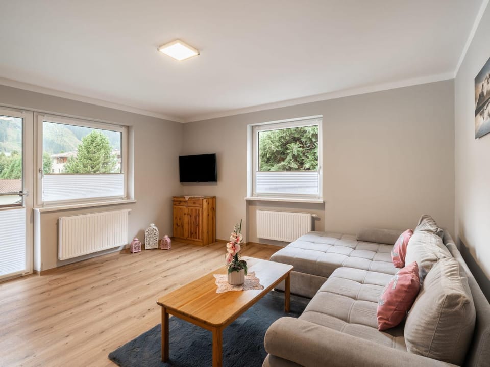 Communal lounge/ TV room, TV and multimedia, Living room, Seating area, Evening entertainment