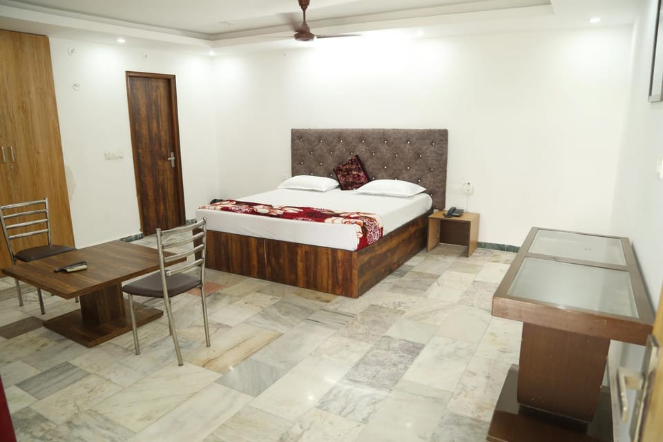 Bed, Photo of the whole room, Bedroom, fireplace