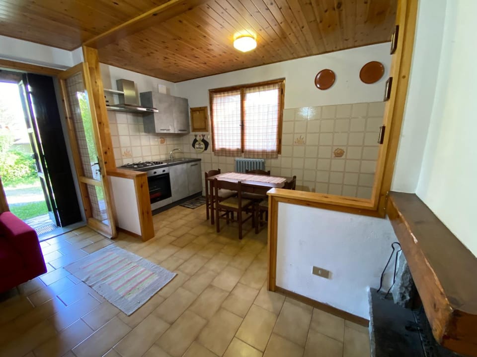 Kitchen or kitchenette, Dining area, pet friendly, stove