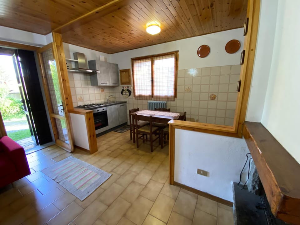 Kitchen or kitchenette, Dining area, pet friendly, stove
