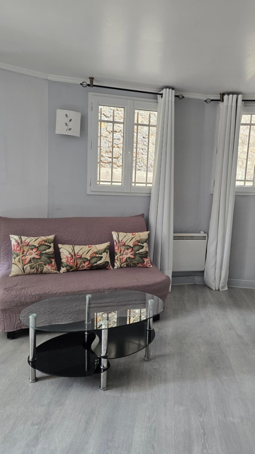 Beau studio meublé 2min du Moulin Rouge Apartment in Paris