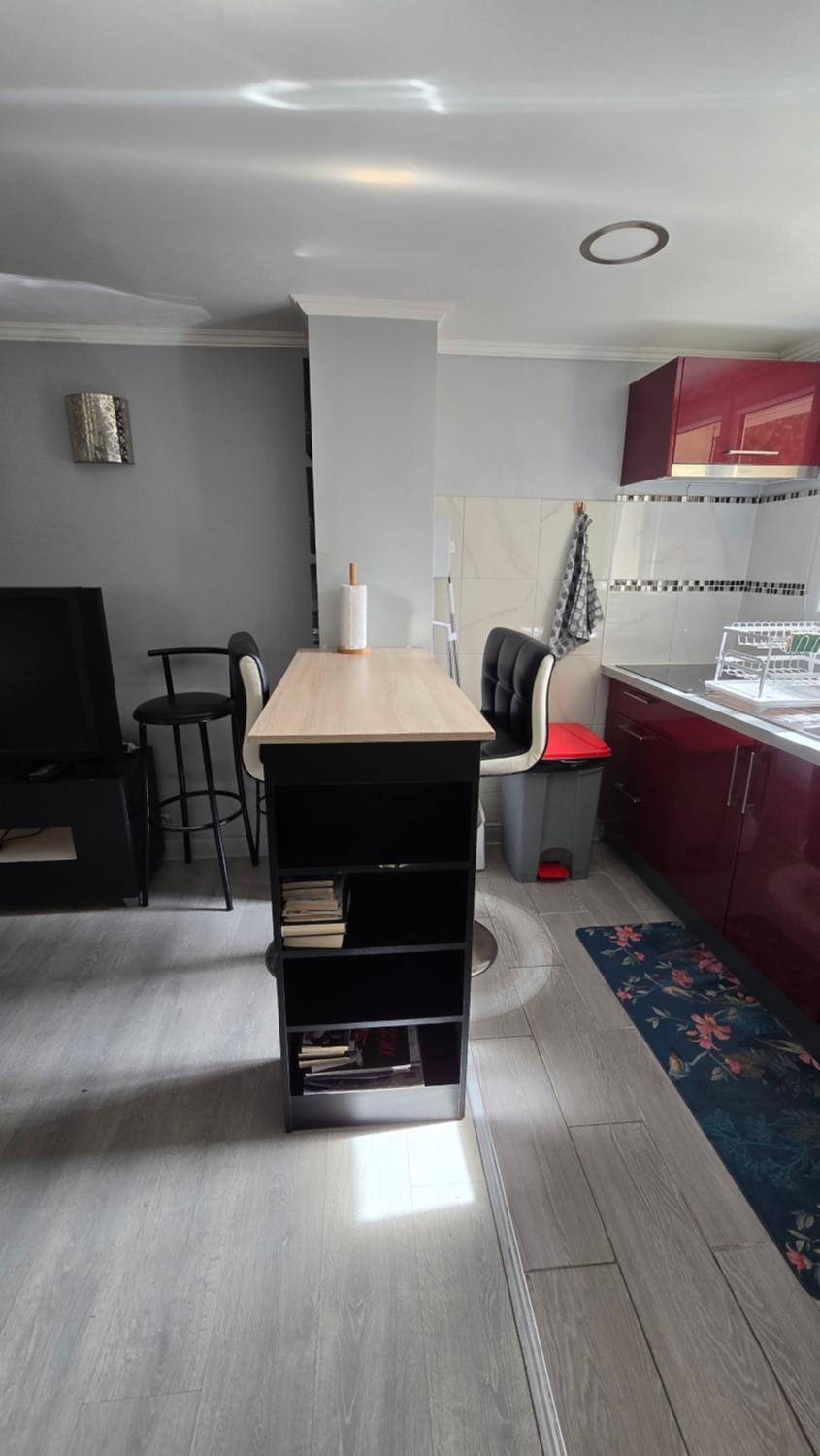 Beau studio meublé 2min du Moulin Rouge Apartment in Paris
