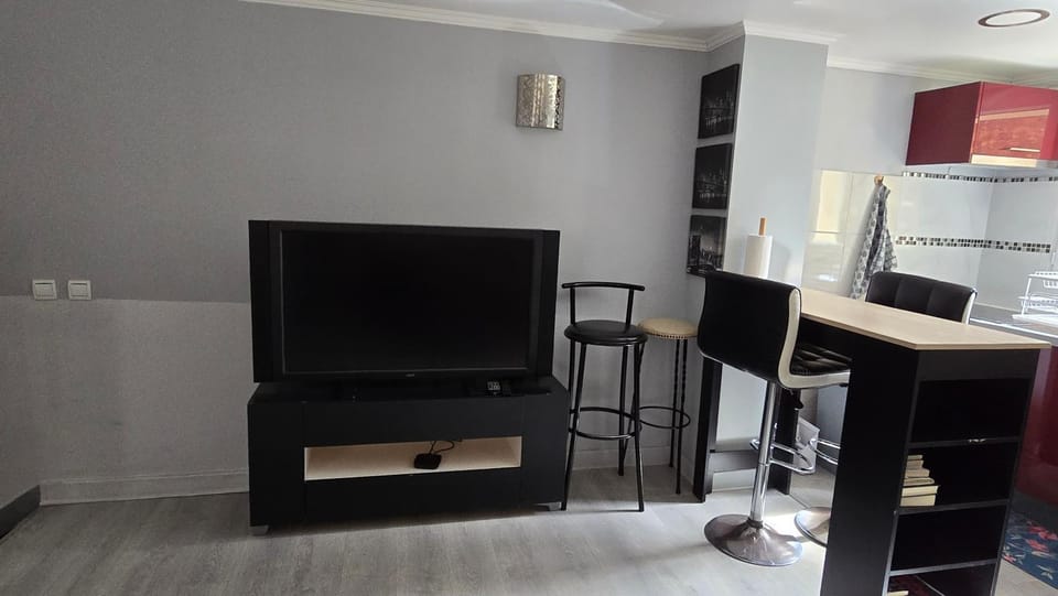 Beau studio meublé 2min du Moulin Rouge Apartment in Paris