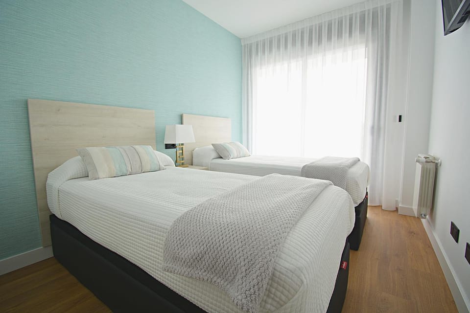 Bed, TV and multimedia, Photo of the whole room, Bedroom
