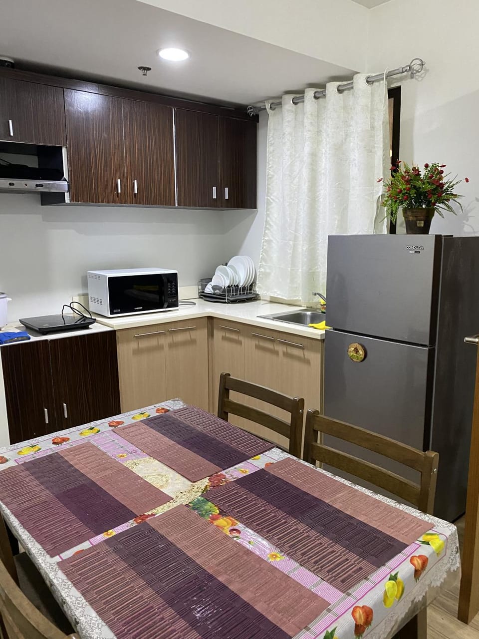 Kitchen or kitchenette, Dining area, minibar, stove