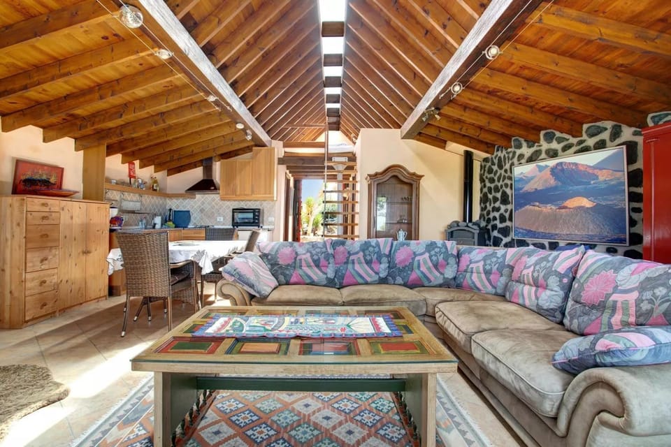 TV and multimedia, Kitchen or kitchenette, Living room, Seating area, Dining area