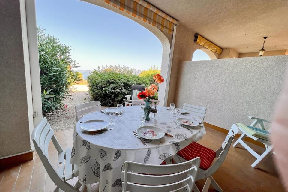Property building, Balcony/Terrace, Dining area, Sea view