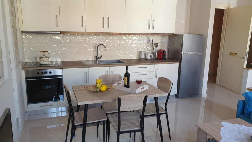 Dining area, kitchen