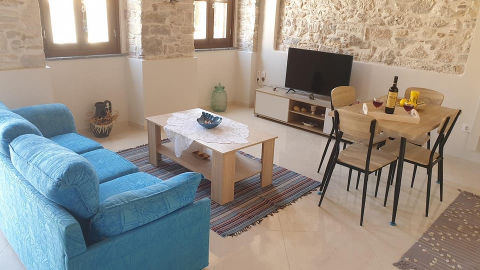 TV and multimedia, Living room, Photo of the whole room, Dining area