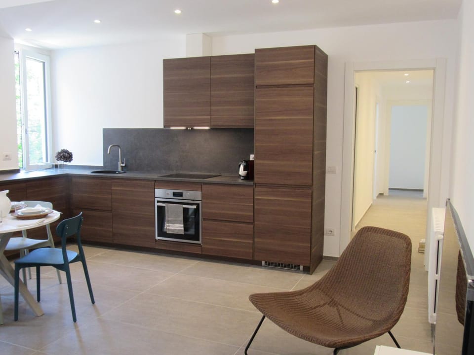 Make a wish - near the center with private parking Apartment in Como