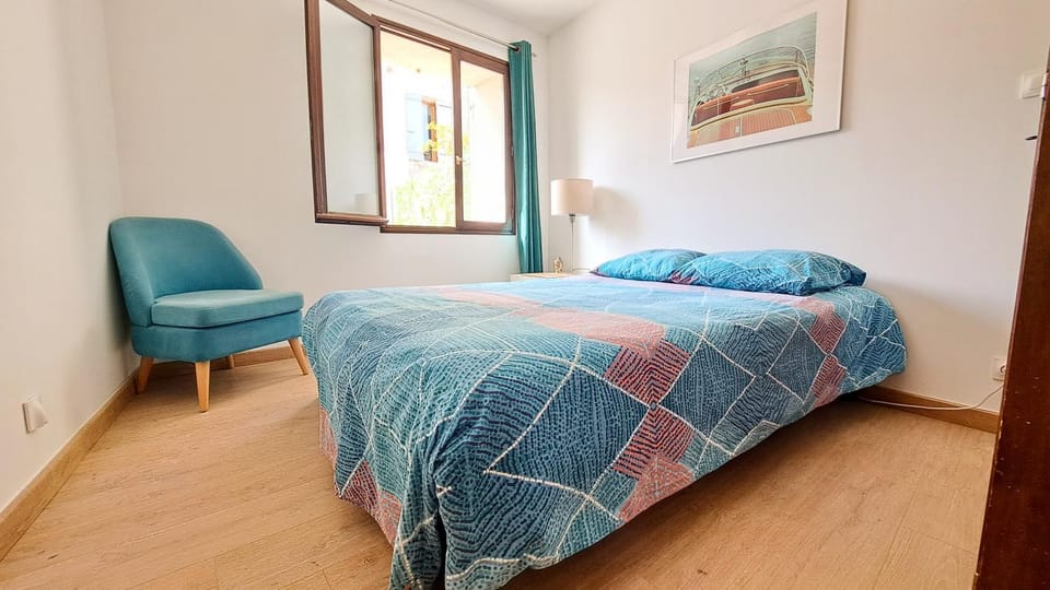 Photo of the whole room, Bedroom