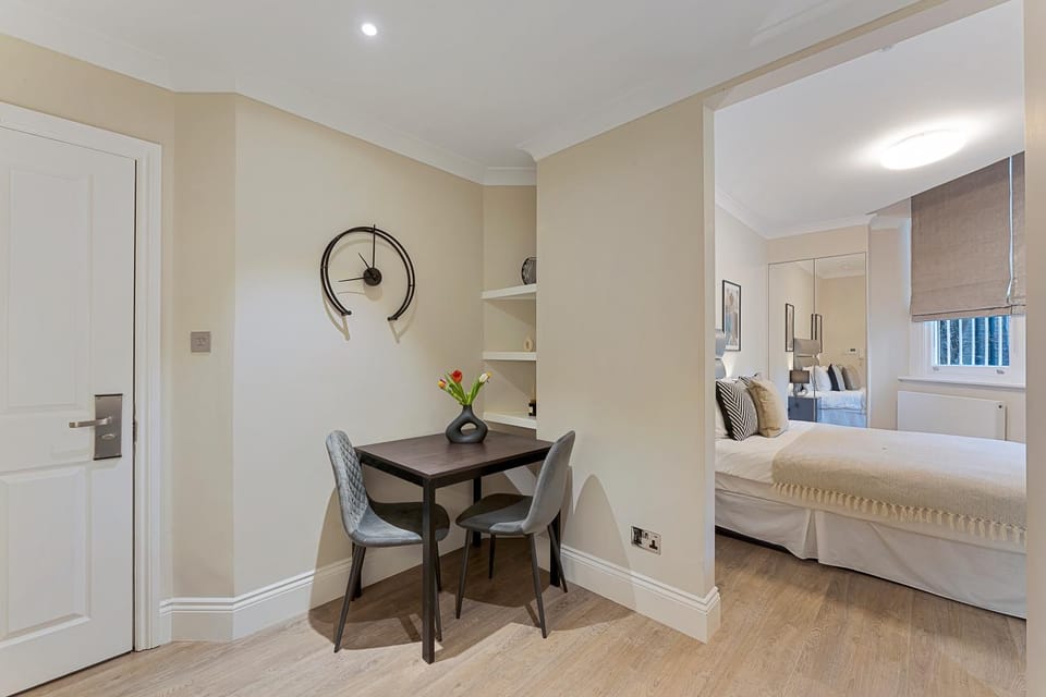 Photo of the whole room, Seating area