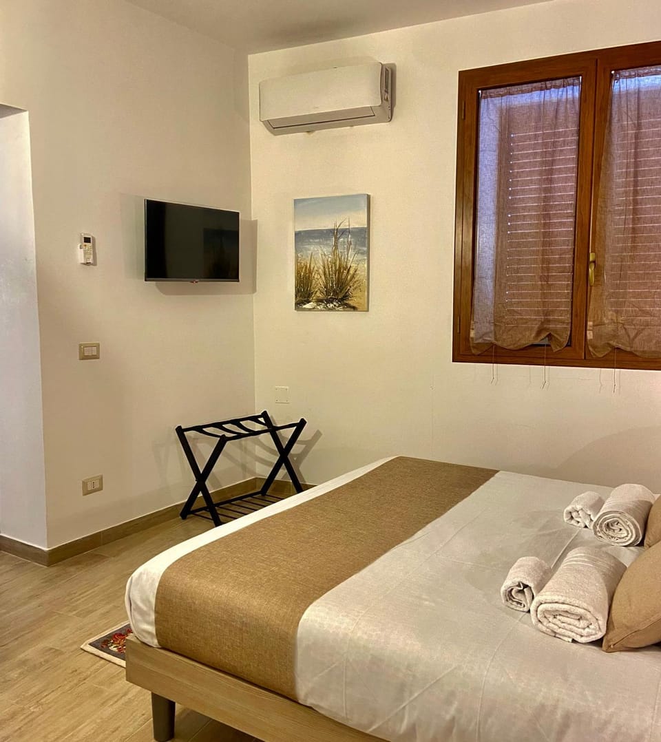 TV and multimedia, Photo of the whole room, Bedroom, air conditioner