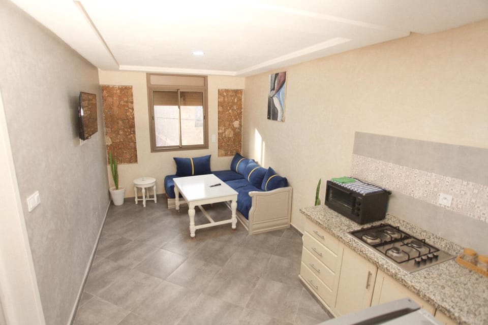 Kitchen or kitchenette, Living room, Seating area, Dining area, minibar, oven, stove