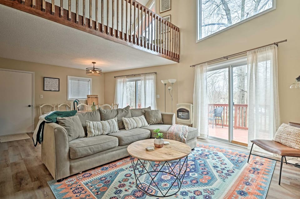 Golf, Ski + Fish: Cabin w/ Deck in Tobyhanna! Cabin in Coolbaugh Township