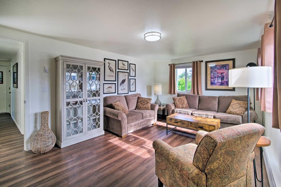 North Bend Home with Cornhole Court and Putting Green House in Coos Bay