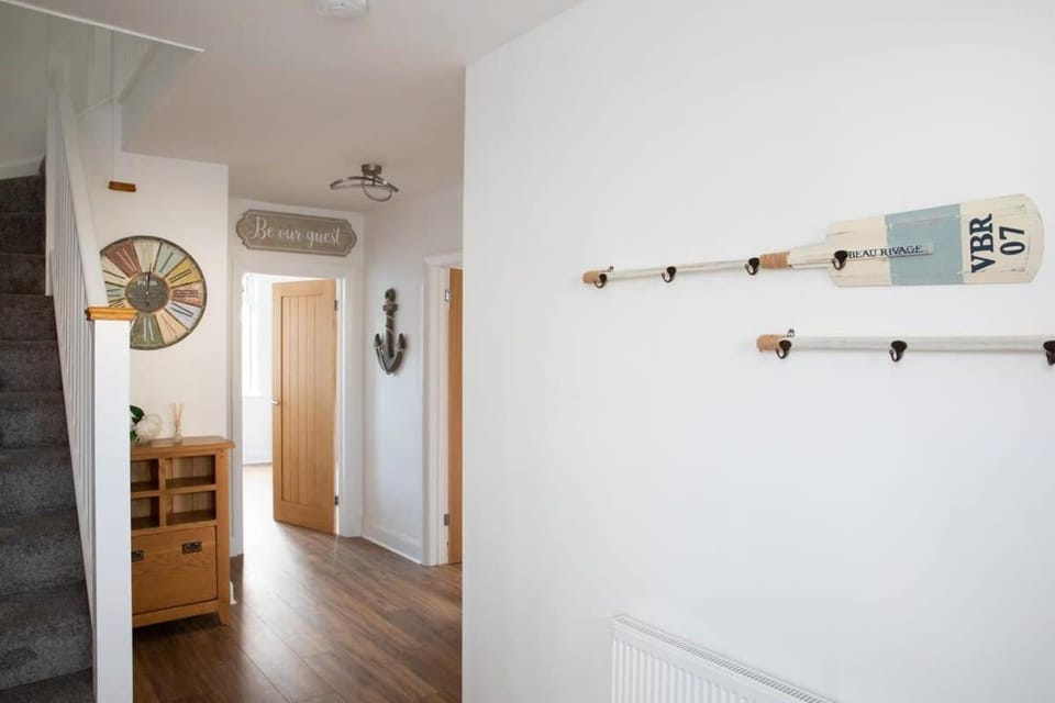 Stunning 4br House for 10 Near Beach & Town House in Bognor Regis