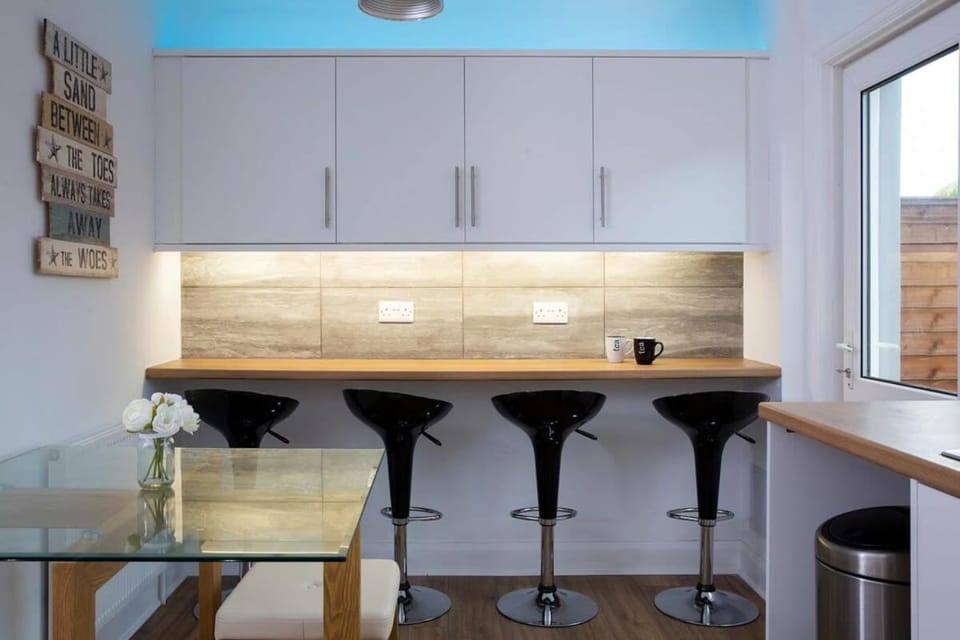 Stunning 4br House for 10 Near Beach & Town House in Bognor Regis