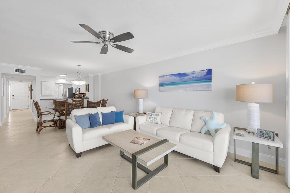 Beachfront condo with views, pools and tennis courts House in Marco Island