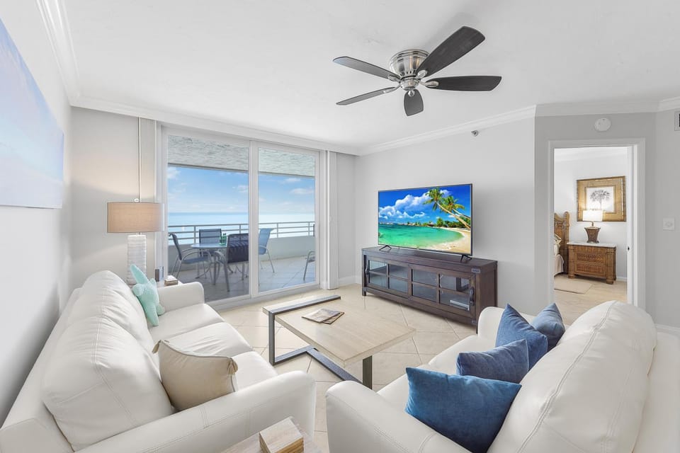 Beachfront condo with views, pools and tennis courts House in Marco Island