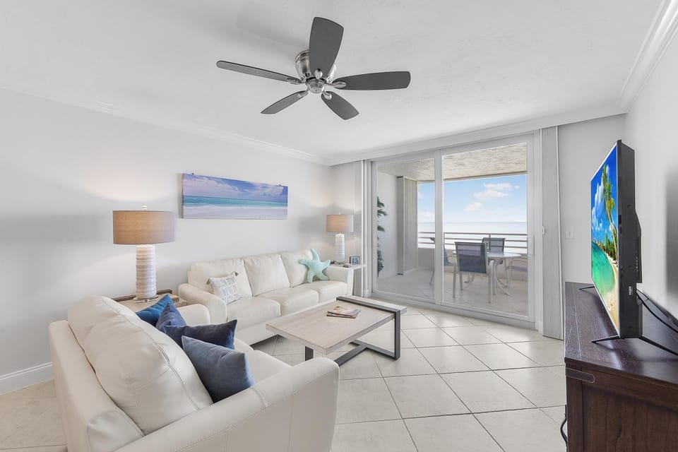 Beachfront condo with views, pools and tennis courts House in Marco Island