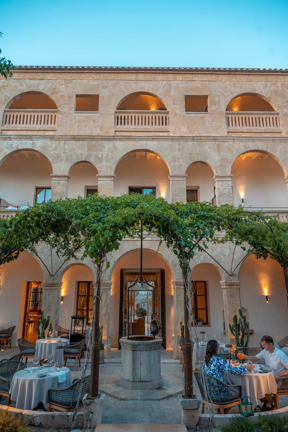 Property building, Patio, Restaurant/places to eat
