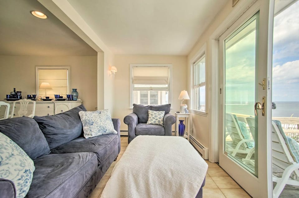 2 Decks + Beach Access: Oceanfront Getaway! House in Ocean Bluff Brant Rock