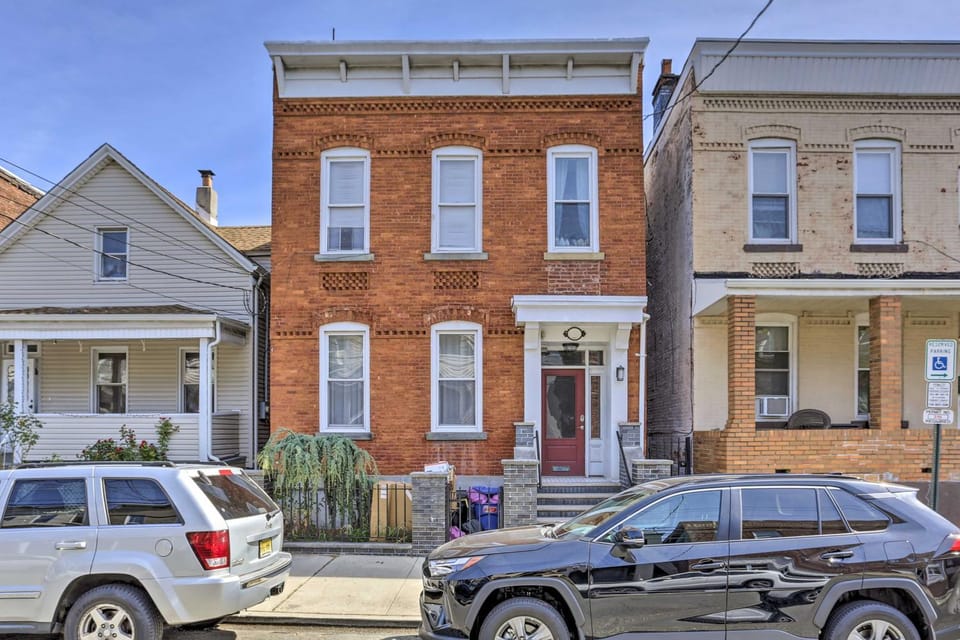 Updated Bayonne Townhome ~ 11 Mi to NYC! House in Bayonne