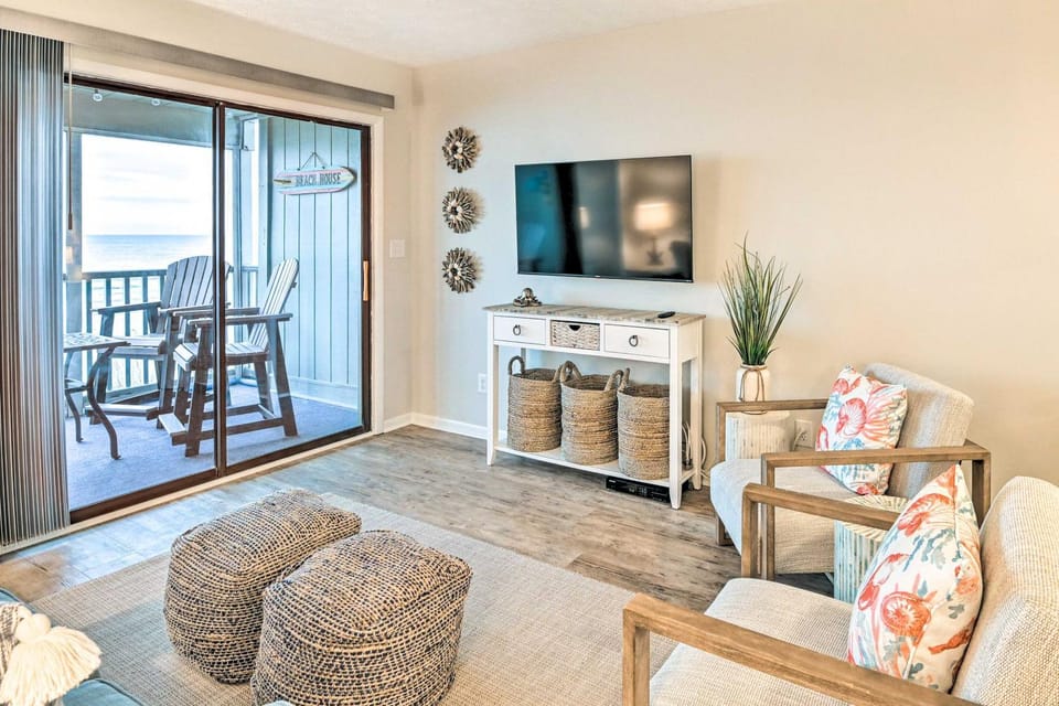 Oceanfront Condo w/ Furnished Deck & Views! House in Garden City