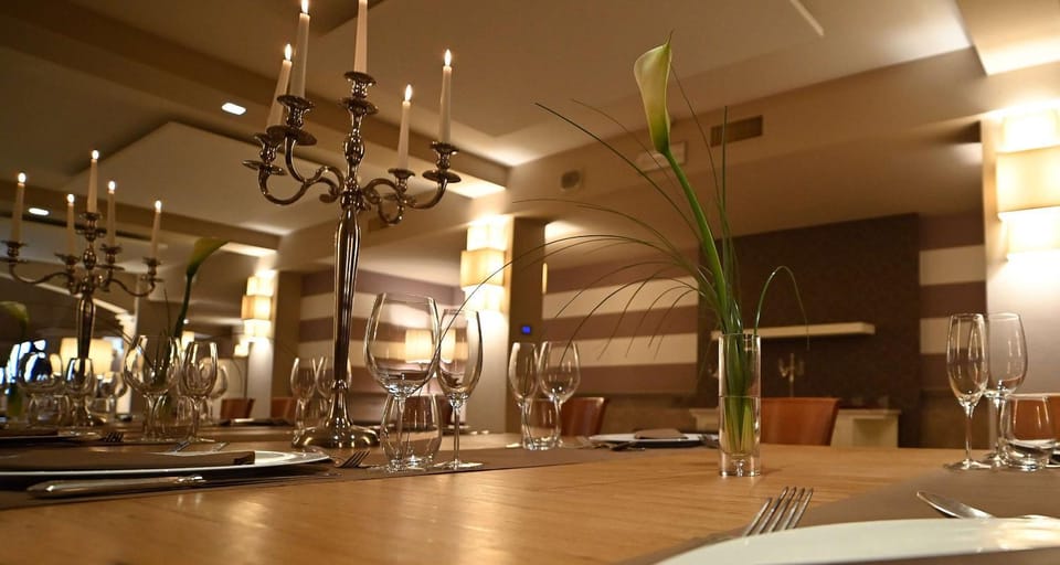 Restaurant/places to eat, People, Food and drinks, Dining area, On site, Guests, Meals, Lunch, Dinner, Family