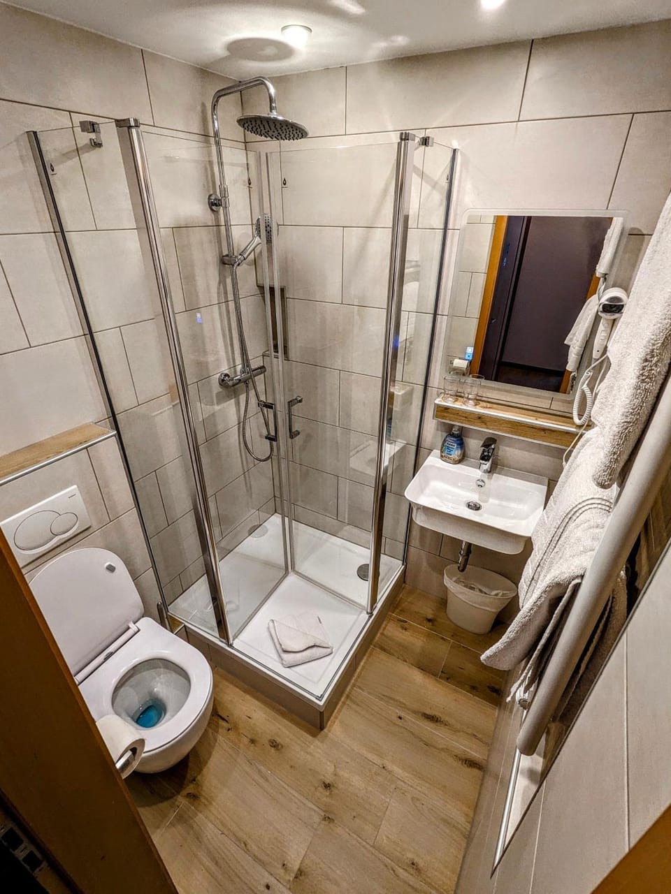 Shower, Toilet, Bathroom, towels