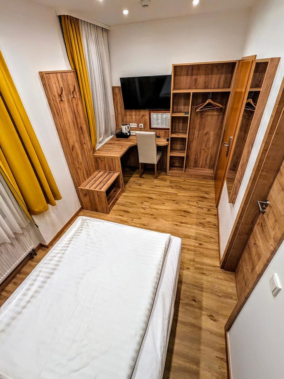 Bed, TV and multimedia, Photo of the whole room, Evening entertainment, Bedroom, hair dresser, wardrobe
