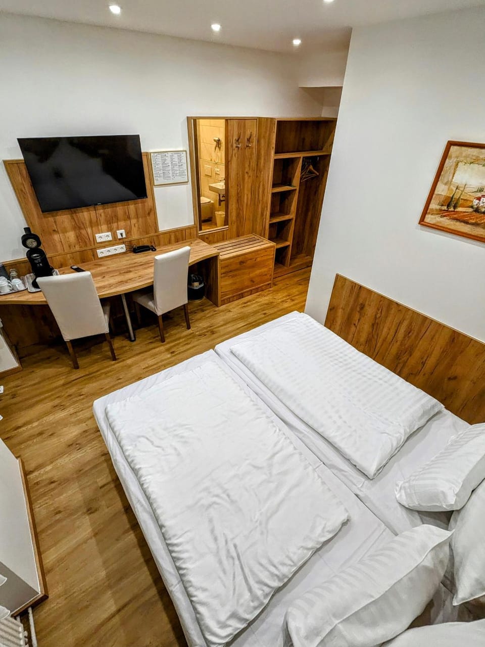 Bed, TV and multimedia, Photo of the whole room, hair dresser