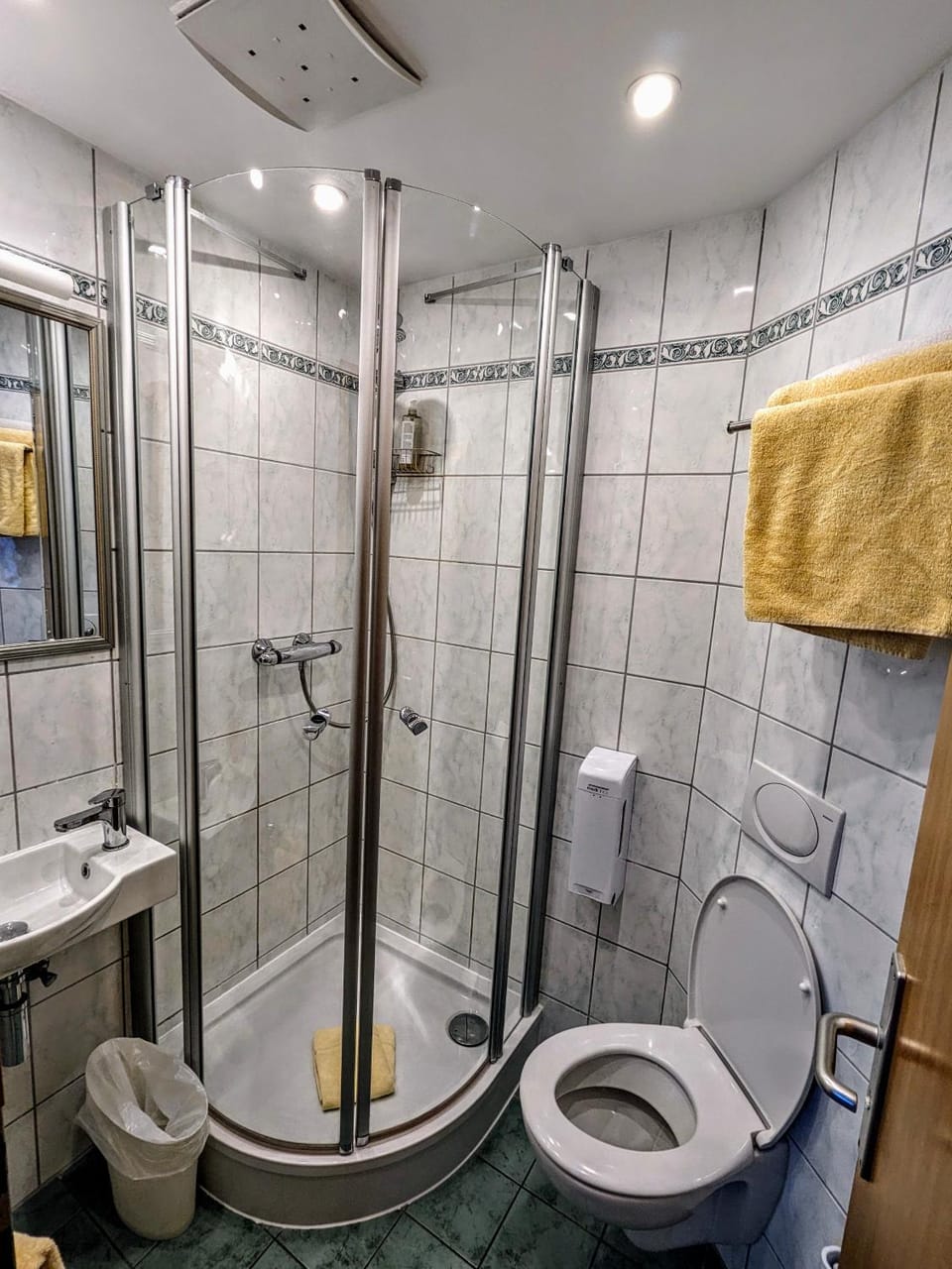 Shower, Toilet, Bathroom, towels
