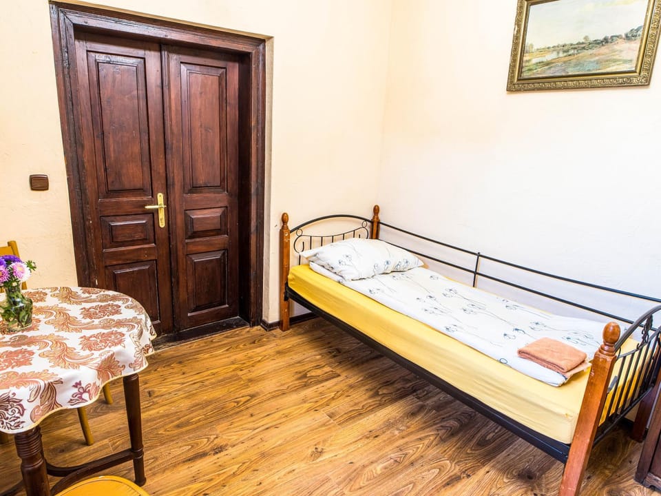 Facade/entrance, Bed, Photo of the whole room, Decorative detail, Bedroom, towels