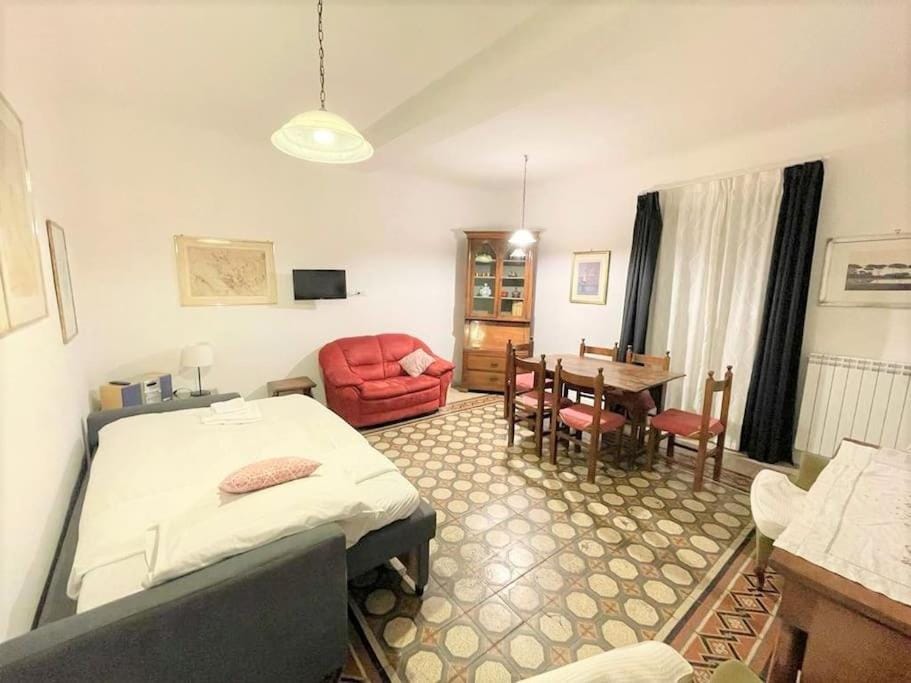 Bed, TV and multimedia, Living room, Photo of the whole room, Seating area, Dining area