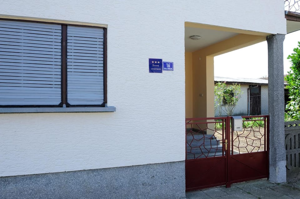 Patio, Facade/entrance