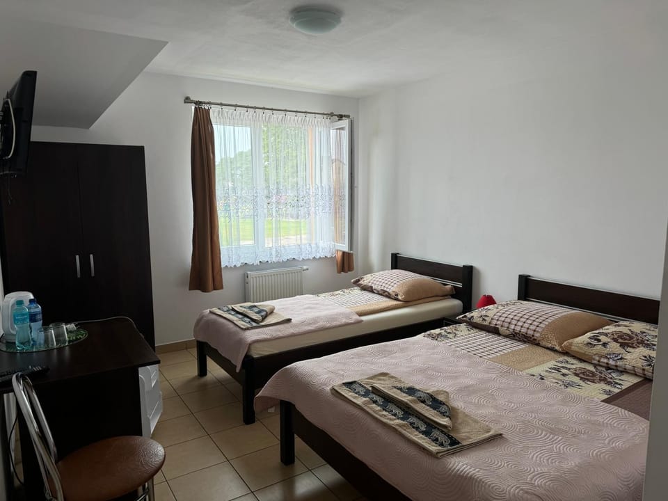 Bed, Photo of the whole room, towels