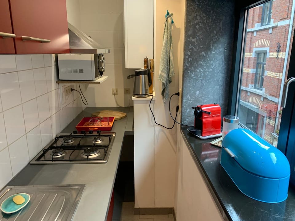 Coffee/tea facilities, Kitchen or kitchenette, stove