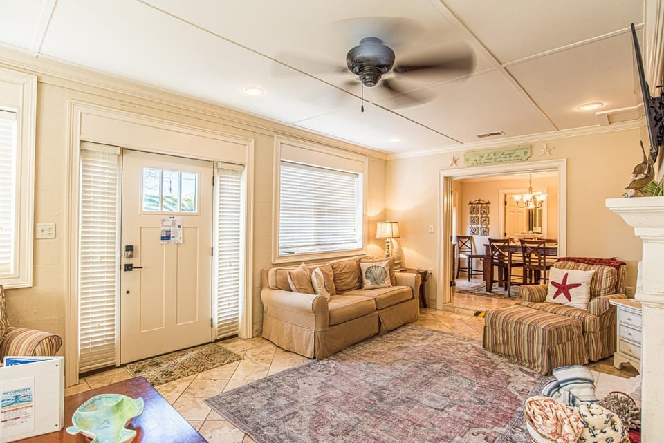 Facade/entrance, Living room, Dining area